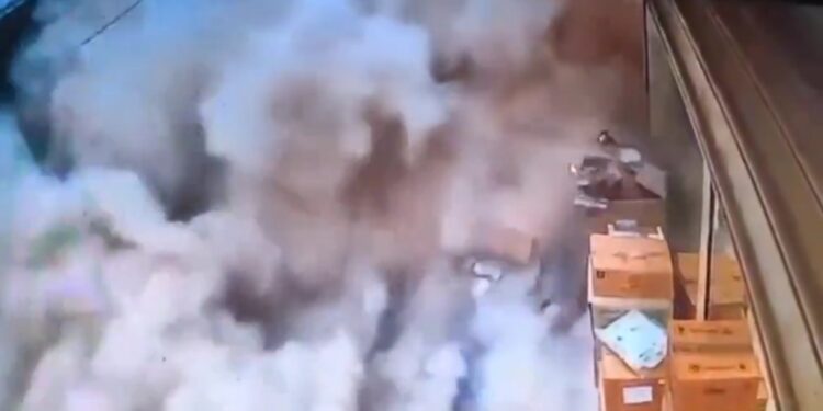 भरभराकर गिरी जर्जर इमारत,  पुरानी इमारत गिरने से मची भगदड़  CCTV