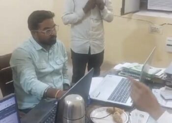 बिजली विभाग के SDO का अजब-गजब कारनामा    संविदा कर्मचारी से ऑफिस में कराई उठक-बैठक, वीडियो वायरल
