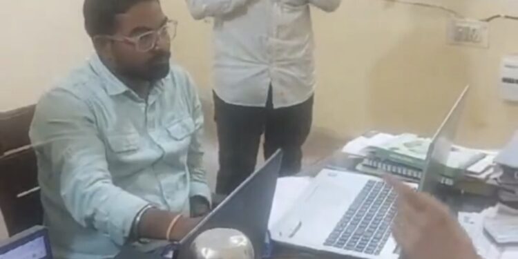 बिजली विभाग के SDO का अजब-गजब कारनामा    संविदा कर्मचारी से ऑफिस में कराई उठक-बैठक, वीडियो वायरल