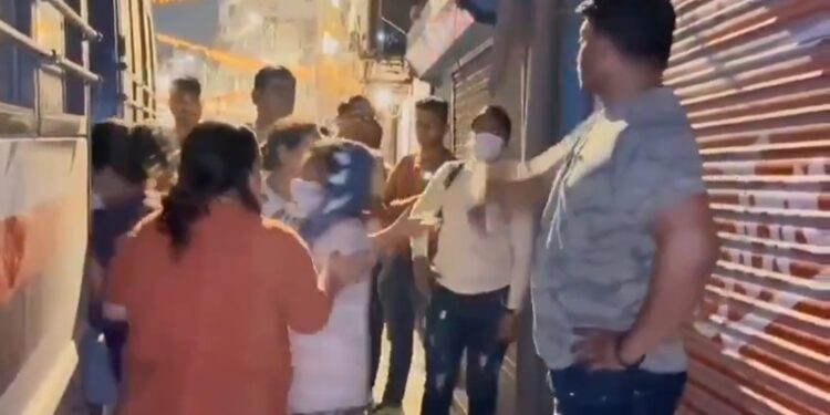 VIDEO दिल्ली पुलिस ने पहाड़गंज इलाके के 3 होटलों पर छापा मारकर सेक्स रैकेट पकड़ा। उज्बेकिस्तान की महिला सहित कुल 23 लड़कियां छुड़ाई गईं