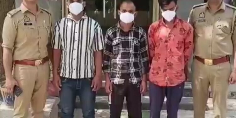 ये हैं संदीप सिंह, विष्णु सिंह और राहुल। समलैंगिक लड़कों को बुलाते हैं। फिर उनकी अश्लील Video बनाकर ब्लैकमेल करके पैसा वसूलते