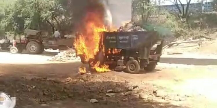 *कटनी में नगर निगम की कचरा उठाने वाली गाड़ी आग से जलकर हुई खाक* *बैलटघाट के पास एकाएक ड्राइवर सीट के पास से पकड़ी थी आग* *मौके पर पहुंची फायर ब्रिगेड ने बुझायी आग,आग लगने का कारण अज्ञात*