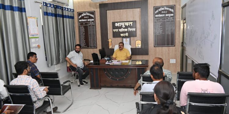 निगमायुक्त नीलेश दुबे ने की संपत्तिकर जलकर वसूली की समीक्षा योजना के तहत कार्य करते हुए कर शत-प्रतिशत लक्ष्यप्राप्ति के दिये निर्देश- बड़े बकायादारों पर करें कार्यवाही-आयुक्त
