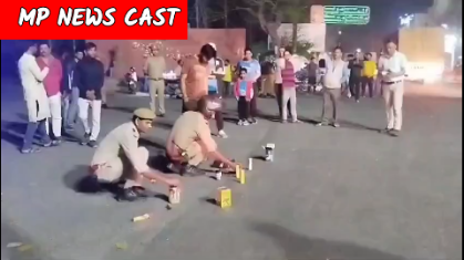 देखिऐ VIDEO पुलिस मना रही जीत का जश्न चौराहे पर पटाखे छोड़कर मना रहे है जीत की खुशी