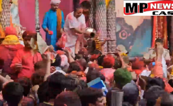 मथुरा बांके बिहारी मंदिर में होली की धूम, रंगभरी एकादशी पर देखिए VIDEO