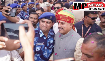 पुलिस लाइन में आयोजित “होली मिलन समारोह” में शामिल हुए सीएम डॉ. मोहन यादव, पुलिसकर्मियों पर बरसाए फूल, टीआई-एसआई ने लगाए ठुमके, महिला पुलिसकर्मी भी झूमीं