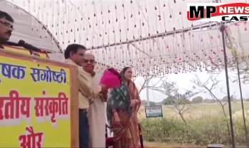 भिंड  खाली कुर्सियां देखकर मंच पर भड़कीं भाजपा सांसद संध्या राय, अधिकारियों को फटकार लगाते हुए कहा- 40 से 50 लोग होने चाहिए थे