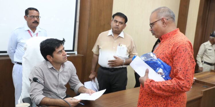 जनसुनवाई में सुनी गईं 114 आवेदकों की समस्यायें, दिए निराकरण के निर्देश