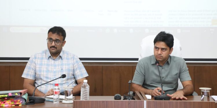 नरवाई जलाने वालों के विरूद्ध दर्ज करायें प्राथमिकी  समग्र आईडी का आधार के साथ सौ फीसदी ई-केवाईसी कराना करें सुनिश्चित  कलेक्टर श्री यादव ने समय-सीमा बैठक में समीक्षा कर अधिकारियों को दिए निर्देश