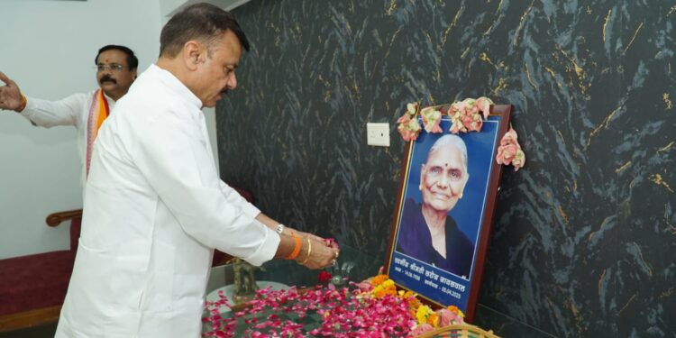 प्रभारी मंत्री श्री सिंह ने विधायक मुड़वारा श्री जायसवाल के निवास पहुंचकर श्रीमती सरोज जायसवाल के निधन पर श्रद्धासुमन अर्पित कर व्यक्त किया शोक