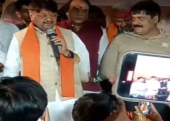 VIDEO बाल-बाल बचे मंत्री कैलाश विजयवर्गीय: कार्यक्रम के दौरान हुआ कुछ ऐसा