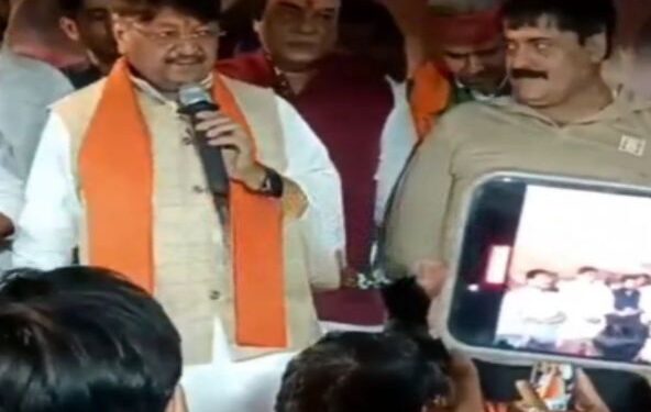 VIDEO बाल-बाल बचे मंत्री कैलाश विजयवर्गीय: कार्यक्रम के दौरान हुआ कुछ ऐसा