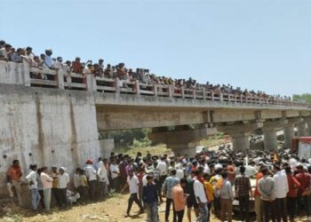 दमोह में दर्दनाक सड़क हादसा बोलेरो अनियंत्रित होकर खाई में गिरी, 6 लोगों की मौत, बांदकपुर से दर्शन कर जबलपुर लौट रहा था परिवार