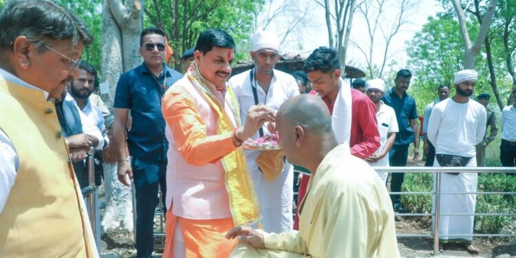 मुख्यमंत्री डॉ. यादव ने इंदौर के पितृ पर्वत पर हनुमान जी के दर्शन कर की पूजा-अर्चना