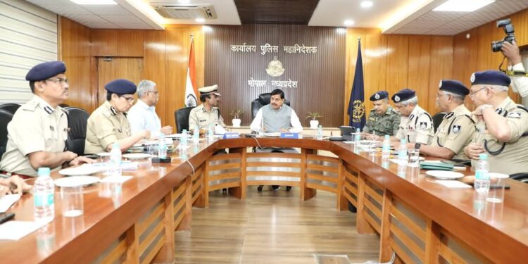 पहलगाम में हुए आतंकी हमले के बाद मध्यप्रदेश में कानून व्यवस्था (लॉ एंड ऑर्डर) की समीक्षा करते हुए आज पुलिस मुख्यालय भोपाल में वरिष्ठ पुलिस अधिकारियों के साथ आयोजित उच्च स्तरीय बैठक में गृह मंत्रालय से जारी निर्देशों को सख्ती से लागू करने के संदर्भ में आवश्यक दिशा निर्देश दिए।