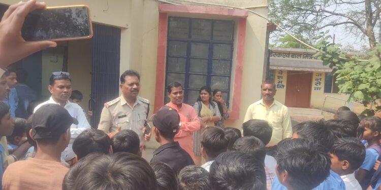 थाना प्रभारी बहोरीबंद निरीक्षक सुरेंद्र शर्मा द्वारा संकुल सिहुडी बाकल तथा कूड़ा के माध्यमिक विद्यालय के करीब 125 छात्र-छात्राओं को थाना भवन बहोरीबंद का भ्रमण कराकर