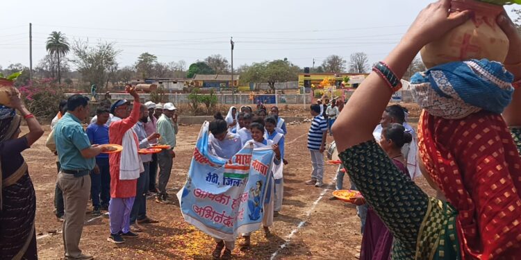 *कटनी के नैगवा सरकारी स्कूल में सरपंच और शिक्षकों ने सर पर कलश रख बैंड बाजा की धुन पर फूल बरसाकर किया नवप्रवेशी बच्चों का स्वागत*