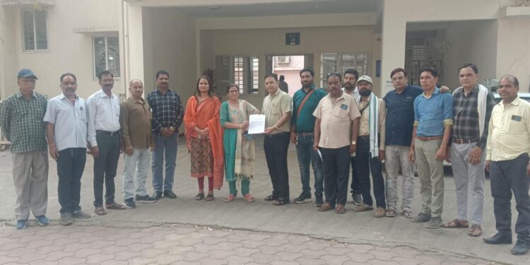 नगर पालिका अधिकारी कर्मचारियों ने दमोह सीएमओ के साथ हुए दुर्व्यवहार पर कार्रवाई की मांग की..