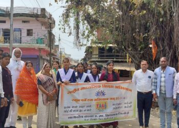 सिलौंडी में कन्या हाई स्कूल से प्रवेश उत्सव की जानकारी देने पूरे गांव में रैली का भमण