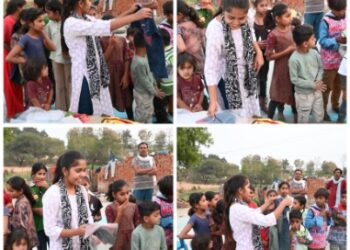 सामाजिक संस्था की अध्यक्ष अर्चना सिंगरौल ने गरीब बच्चों को बांटे कपड़े
