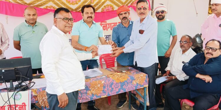 *निगमाध्यक्ष मनीष पाठक नें कालोनी विकास शुल्क शिविर का किया निरीक्षण,वितरित की रशीदें*