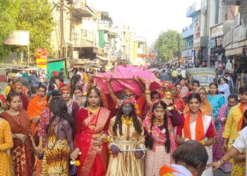 आलोट में निकली चुनरी यात्रा 4 किलोमीटर दूर दक्षिणेश्वरी कालिका माता को ओढाई चुनरी