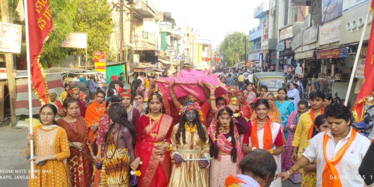 आलोट में निकली चुनरी यात्रा 4 किलोमीटर दूर दक्षिणेश्वरी कालिका माता को ओढाई चुनरी