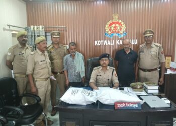 *थाना कोतवाली कन्नौज व एसओजी की संयुक्त टीम द्वारा 02 शातिर गांजा तस्कर को किय़ा गिरफ्तार, कब्जे से 09 किलो 500 ग्राम गांजा व 42,000 रुपये नगद बरामद ।*