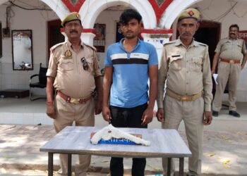 *पुलिस अधीक्षक कन्नौज विनोद कुमार के निर्देशन, अपर पुलिस अधीक्षक कन्नौज अजय कुमार के मार्गदर्शन एवं क्षेत्राधिकारी तिर्वा डॉ0 प्रियंका बाजपेयी के पर्यवेक्षण में अपराध एवं अपराधियों के विरुद्ध कृत कार्यवाही के अन्तर्गत थाना इन्दरगढ़ पुलिस द्वारा रंगदारी मांगने के मामले में दो नफर अभियुक्त को अवैध तमंचा व कारतूस के साथ गिरफ्तार कर भेजा गया जेल ।*