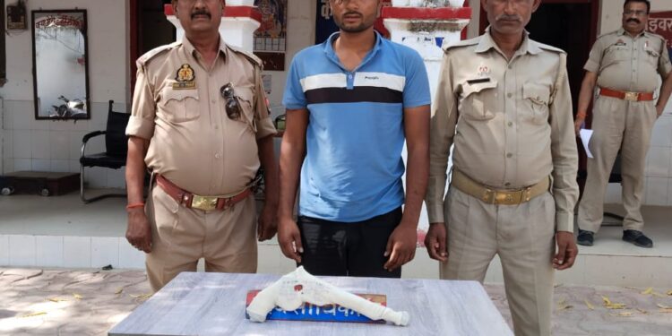 *पुलिस अधीक्षक कन्नौज विनोद कुमार के निर्देशन, अपर पुलिस अधीक्षक कन्नौज अजय कुमार के मार्गदर्शन एवं क्षेत्राधिकारी तिर्वा डॉ0 प्रियंका बाजपेयी के पर्यवेक्षण में अपराध एवं अपराधियों के विरुद्ध कृत कार्यवाही के अन्तर्गत थाना इन्दरगढ़ पुलिस द्वारा रंगदारी मांगने के मामले में दो नफर अभियुक्त को अवैध तमंचा व कारतूस के साथ गिरफ्तार कर भेजा गया जेल ।*