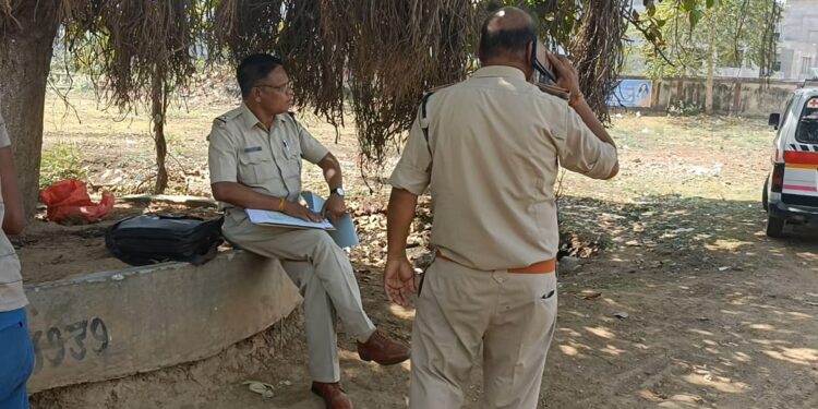*में दो पक्षों में हुआ खूनी संघर्ष,,,एक की मौत सात घायल,,,* पलोहा थाना के गुजरखेड़ा गांव की घटना,,,, मामूली विवाद बना झगड़े की वजह,,, पलोहा थाने में दोनों पक्षों पर हुआ मामला दर्ज ,,