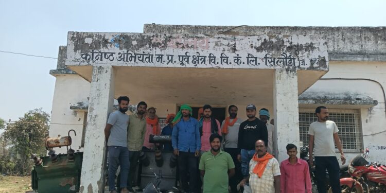 किसानों को नही निर्धारित घंटे बिजली सिलौंडी: सिलौंडी और अम्हेटा के किसानों को निर्धारित 10 घंटे बिजली नहीं मिलने के कारण किसानों की फसल की बुवाई नही हो पा रही है । आक्रोशित किसानों ने आज बिजली वितरण केन्द्र सिलौंडी पहुंचकर अपनी समस्याओं को बताया है ।