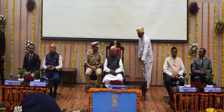 नवनियुक्त अभियोजन अधिकारियों का 45 दिवसीय आधारभूत प्रशिक्षण कार्यक्रम हुआ सम्‍पन्‍न। 100 आरोपी छूट जायें लेकिन 01 निर्दोष को सजा न हो के सिद्धांत पर कार्य करें अभियोजन अधिकारी- श्री मंगूभाई पटेल । पीडितों को न्‍याय दिलाना अभियोजन का पुनीत कर्तव्‍य – न्‍यायमूर्ति सत्‍येन्‍द्र सिंह