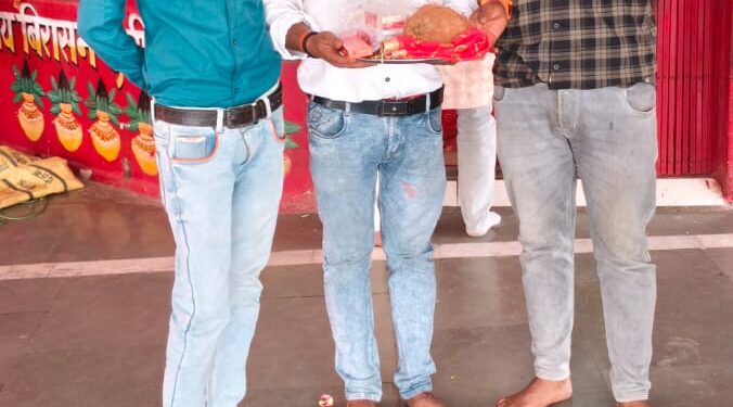 विद्युत मंडल के अधिकारी और कर्मचारियों ने मां वीरासन देवी को चुनरी अर्पित की