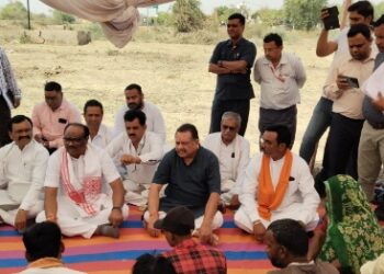 *बनासकांठा विस्फोट दुर्घटना के प्रभावित परिवारों की हर संभव मदद की जाएगी* *केंद्रीय मंत्री श्री उईके ने हंडिया में दुर्घटना से प्रभावित परिवारों से भेंट की*