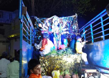 चल समारोह के साथ देररात मातारानी की प्रतिमाओं का किया विसर्जन  9 दिनों से भक्तिभाव से श्रद्धालुओं ने किया मातारानी का पूजन,चल समारोह में जमकर थिरके श्रद्धालु