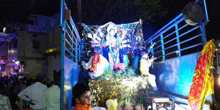 चल समारोह के साथ देररात मातारानी की प्रतिमाओं का किया विसर्जन 9 दिनों से भक्तिभाव से श्रद्धालुओं ने किया मातारानी का पूजन,चल समारोह में जमकर थिरके श्रद्धालु
