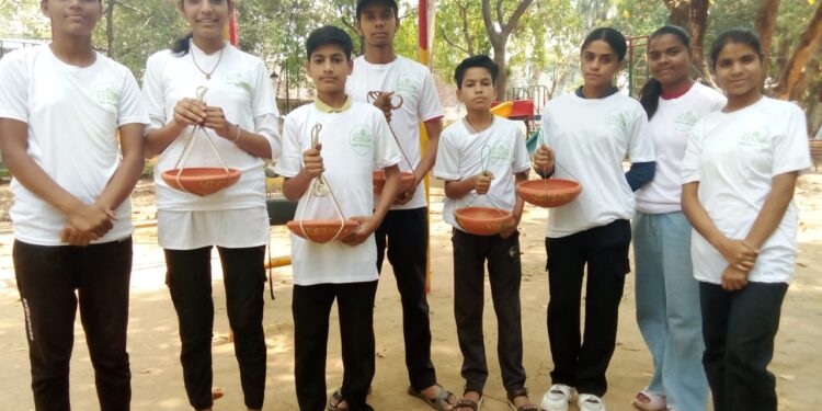 प्रोजेक्ट नभचर पक्षियों के संरक्षण का संकल्प, विभिन्न स्थानों पर वॉलिंटियर्स रख रहे सकोरे…