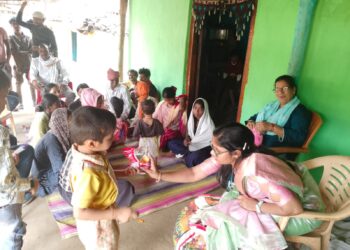 *बाकूड सरपंच श्री बैठे के शुभ हाथों नवनिर्माण ने बालिकाओं को नए कपड़े वितरण किए, श्रीमती मुमताज शेख़*