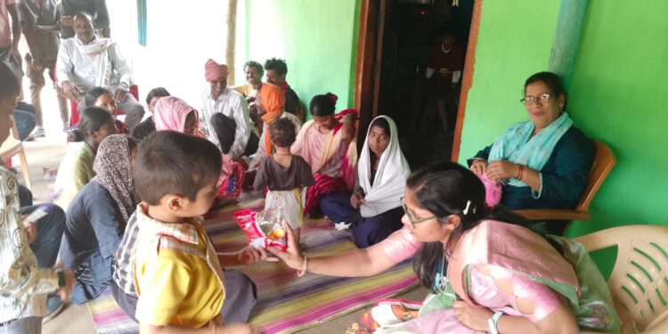*बाकूड सरपंच श्री बैठे के शुभ हाथों नवनिर्माण ने बालिकाओं को नए कपड़े वितरण किए, श्रीमती मुमताज शेख़*