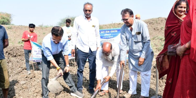 *जल गंगा संवर्धन अभियान* *कलेक्टर श्री सिंह ने तालाब गहरीकरण के लिये किया श्रमदान*