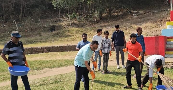 भाजपा नेता पीयूष शर्मा के नेतृत्व में पोस्ट ऑफिस घाट क्षेत्र में पूर्व पार्षद सहित समाजसेवियों ने सफाई अभियान चलाया…