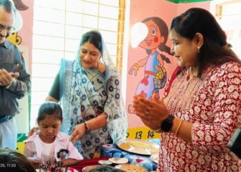 *पोषण पखवाड़े के तहत आंगनबाड़ी केंद्र में मनाया बच्चों का जन्मदिन*