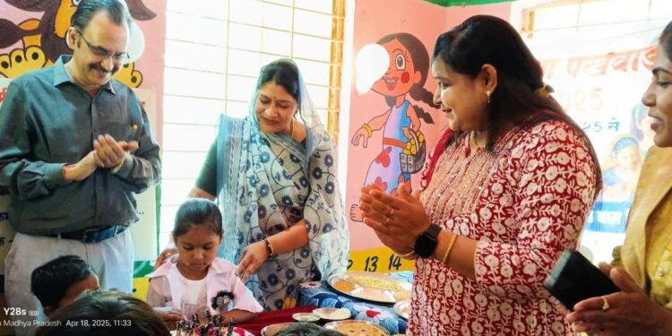 *पोषण पखवाड़े के तहत आंगनबाड़ी केंद्र में मनाया बच्चों का जन्मदिन*