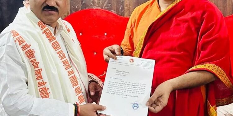 राष्ट्रीय कथावाचक पंडित प्रदीप मिश्रा को मुख्यमंत्री व सम्मेलन का आमंत्रण देने सीहोर पहुंचे..! “कालापीपल विधायक घनश्याम चंद्रवंशी”