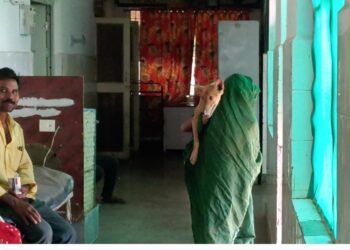रीठी सरकारी अस्पताल में कुत्ते को लेकर पहुंची महिला,,,।