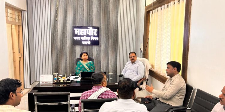*महापौर एवं निगमायुक्त की मौजूदगी में निगम के कार्यों एवं योजनाओं की समीक्षा बैठक संपन्न*  *अनाधिकृत कॉलोनियों के रहवासियों को विकास शुल्क जमा करनें हेतु आयोजित करें शिविर – महापौर श्रीमती सूरी*  *प्लानिंग के साथ पूर्ण हो सीवर लाईन विस्तार का कार्य – आयुक्त नीलेश दुबे*