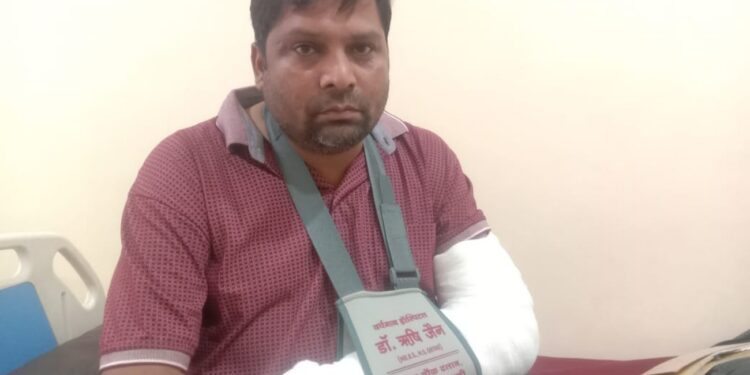 *कटनी के कछगंवा ग्राम में एक परिवार के सदस्यों पर लाठी से हमला*  *गाड़ी अलग करने के बहाने से घर के बाहर बुलाया और पति-पत्नी,नानी की कर दी पिटाई*