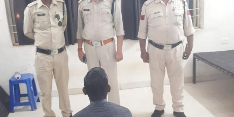 झिंझरी पुलिस ने भारत फाइनेंशियल इन्क्लूजन लिमिटेड बैंक मे महिलाओ से बैंक लोन जमा करने के नाम पर लाखों रूपये का गबन करने वाले दूसरे आरोपी अभिषेक विश्वकर्मा को जबेरा ज़िला दमोह से किया गिरफ्तार।