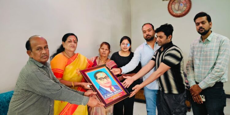राज्यसभा सांसद माया नारोलिया ने बस्ती संपर्क एवं संवाद अभियान के अतर्गत प्रबुद्धजन परिवारों को अंबेडकर जी का चित्र भेंटकर किया सम्मान…